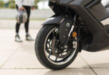 El Yamaha TMAX intensifica su carácter premium con la adición de nuevos discos NG Brakes