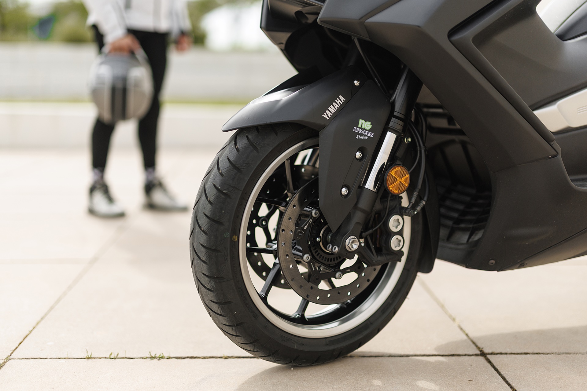 El Yamaha TMAX intensifica su carácter premium con la adición de nuevos discos NG Brakes