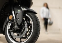 El Yamaha TMAX intensifica su carácter premium con la adición de nuevos discos NG Brakes