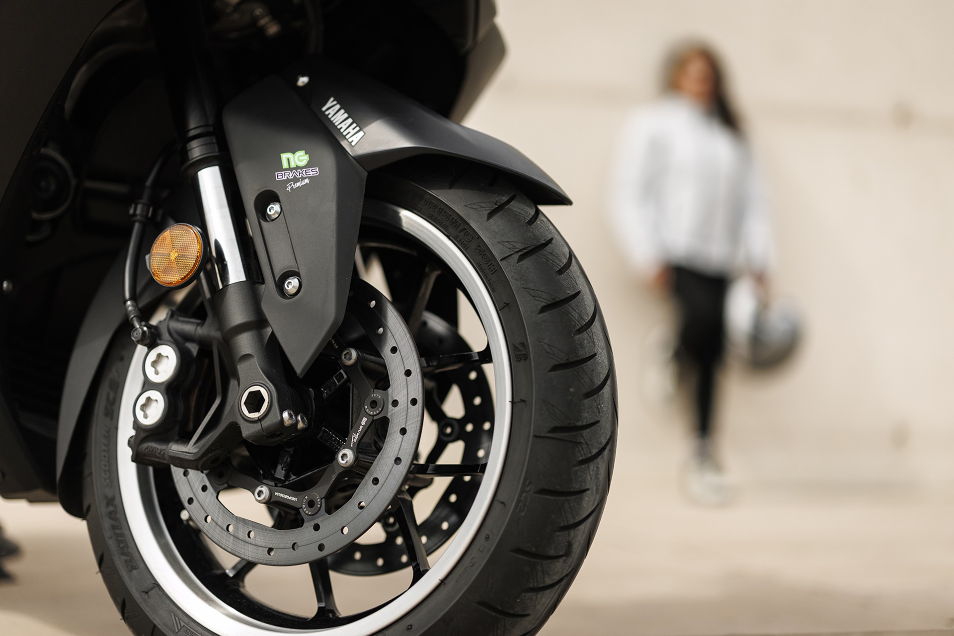 El Yamaha TMAX intensifica su carácter premium con la adición de nuevos discos NG Brakes