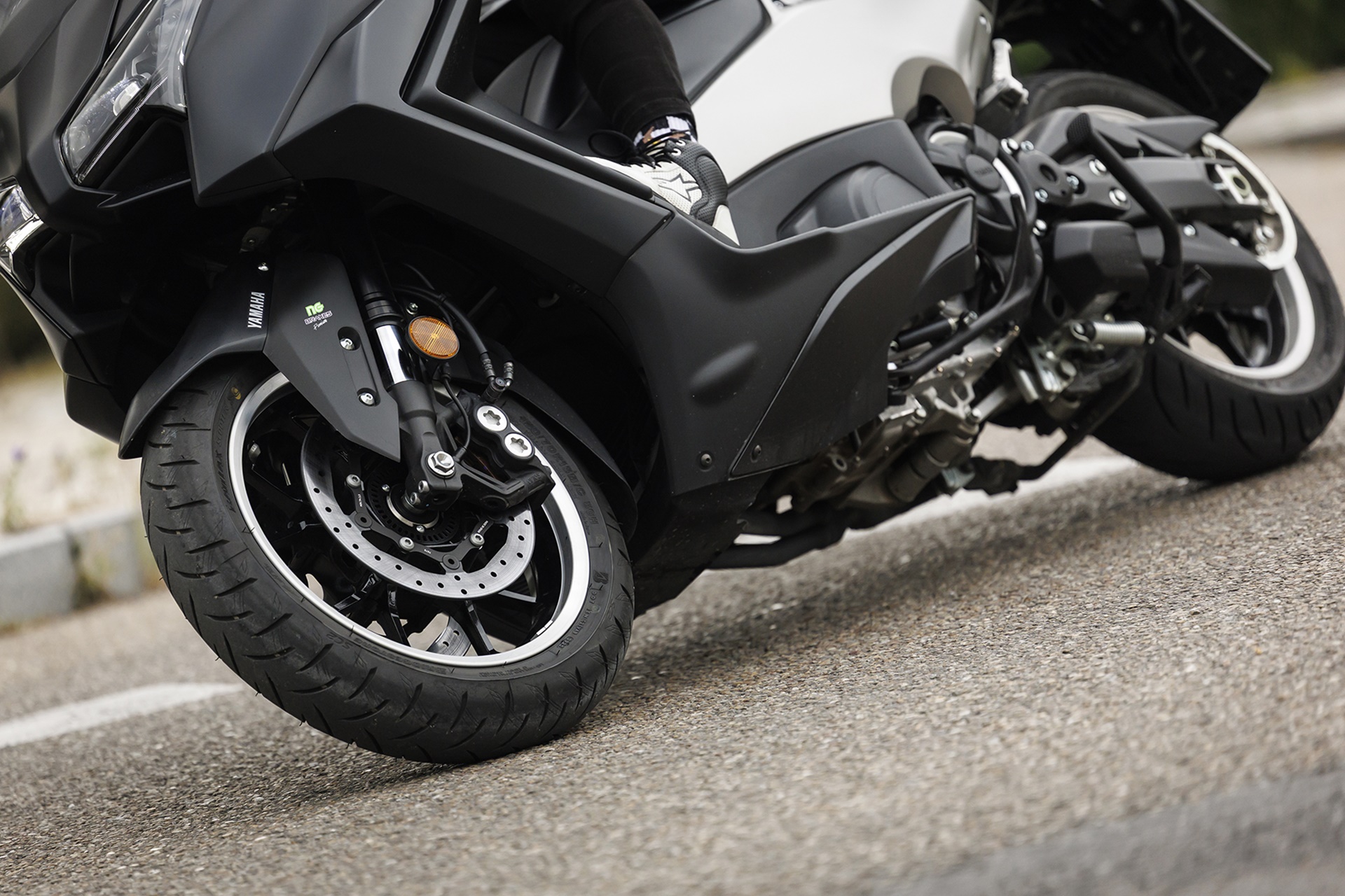 El Yamaha TMAX intensifica su carácter premium con la adición de nuevos discos NG Brakes
