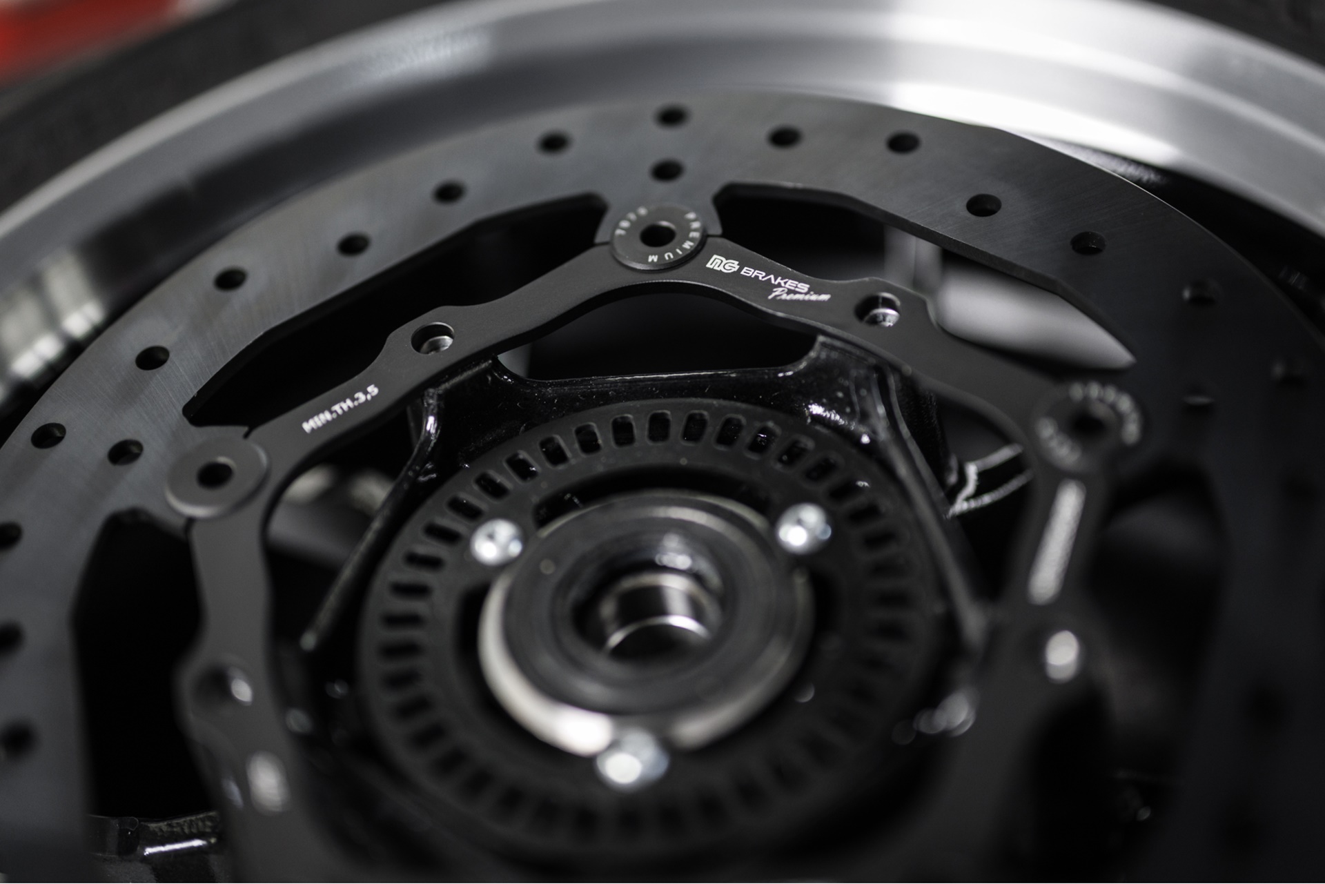 El Yamaha TMAX intensifica su carácter premium con la adición de nuevos discos NG Brakes