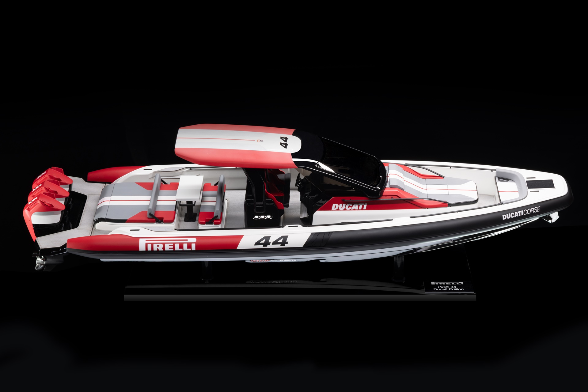 PIRELLI 44 | Ducati Edition: el lenguaje de diseño de la marca italiana se traslada al mundo náutico