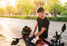 Esta es la equipación obligatoria en moto