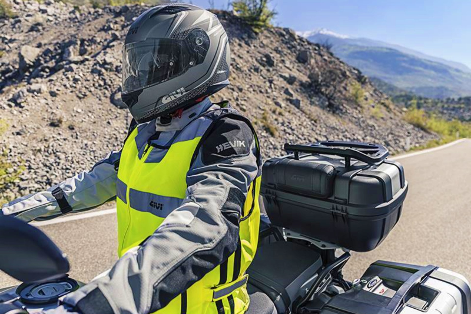 Quedan 5 días abre el armario de la moto y mira si te vas a jugar 200 euros con la normativa nueva de la DGT