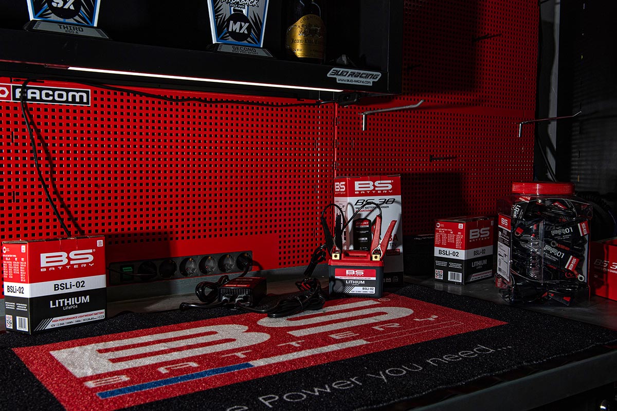 El calor también castiga la batería de tu moto: tres claves para evitar problemas