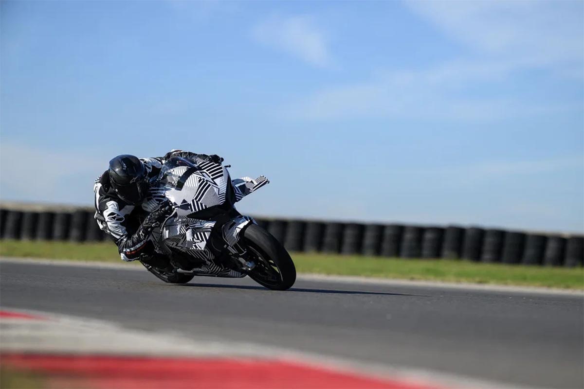 La CFMOTO V4 SR-RR sigue evolucionando y David Alonso y Dani Holgado ya han rodado con ella