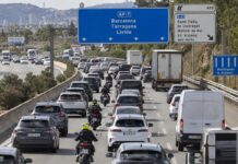 Aunque el tráfico esté parado, si no hay señalización no se podrá ir por el arcén