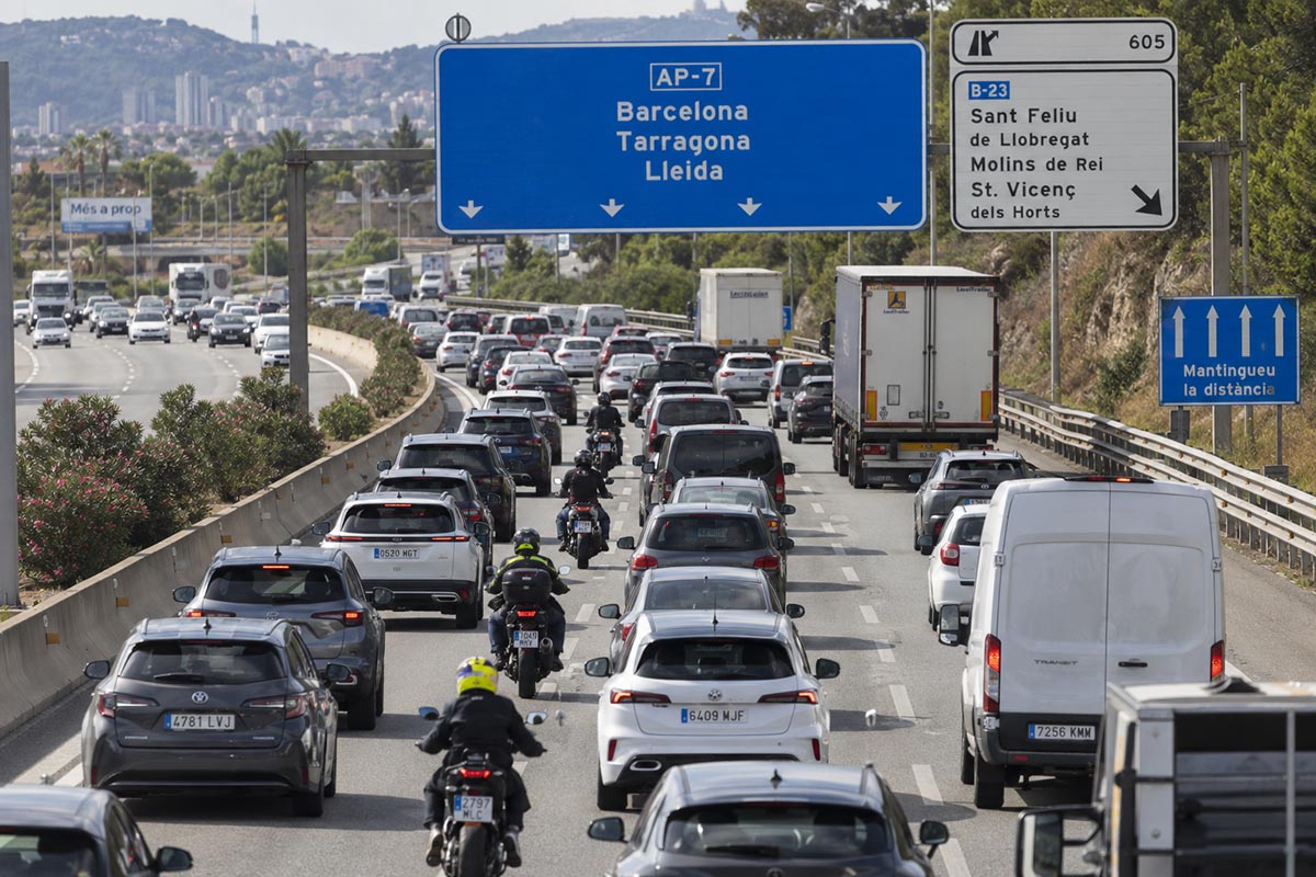 Aunque el tráfico esté parado, si no hay señalización no se podrá ir por el arcén
