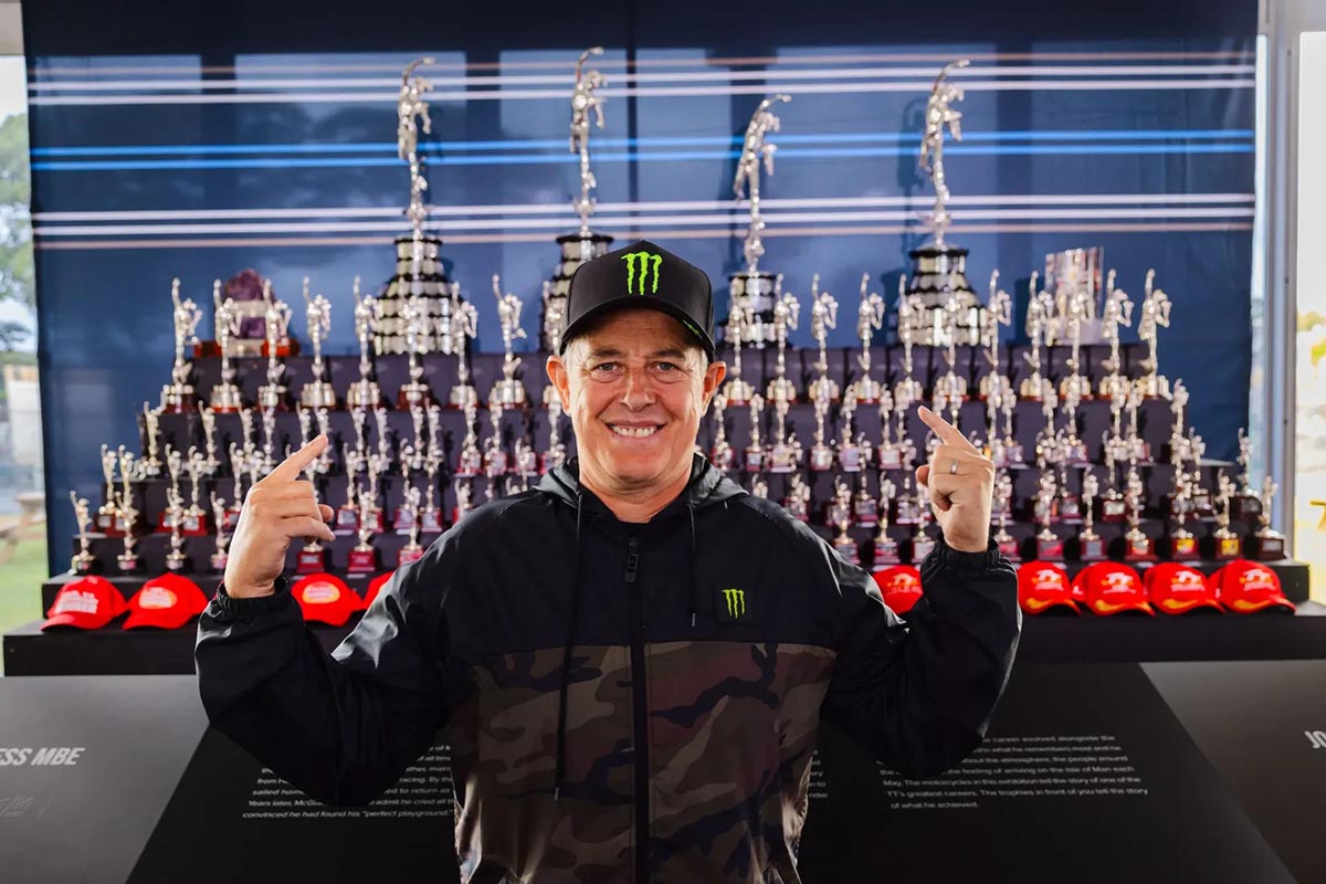 John McGuinness tiene cuerda para rato… o eso es lo que dicen sus compañeros