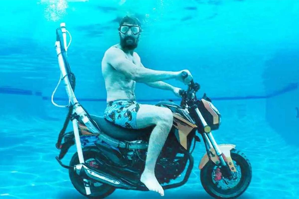 Otra opción, más bizarra, es ponerle un snorkel a la moto