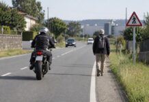 También hay que respetar la distancia con los peatones si nos los encontramos en la carretera