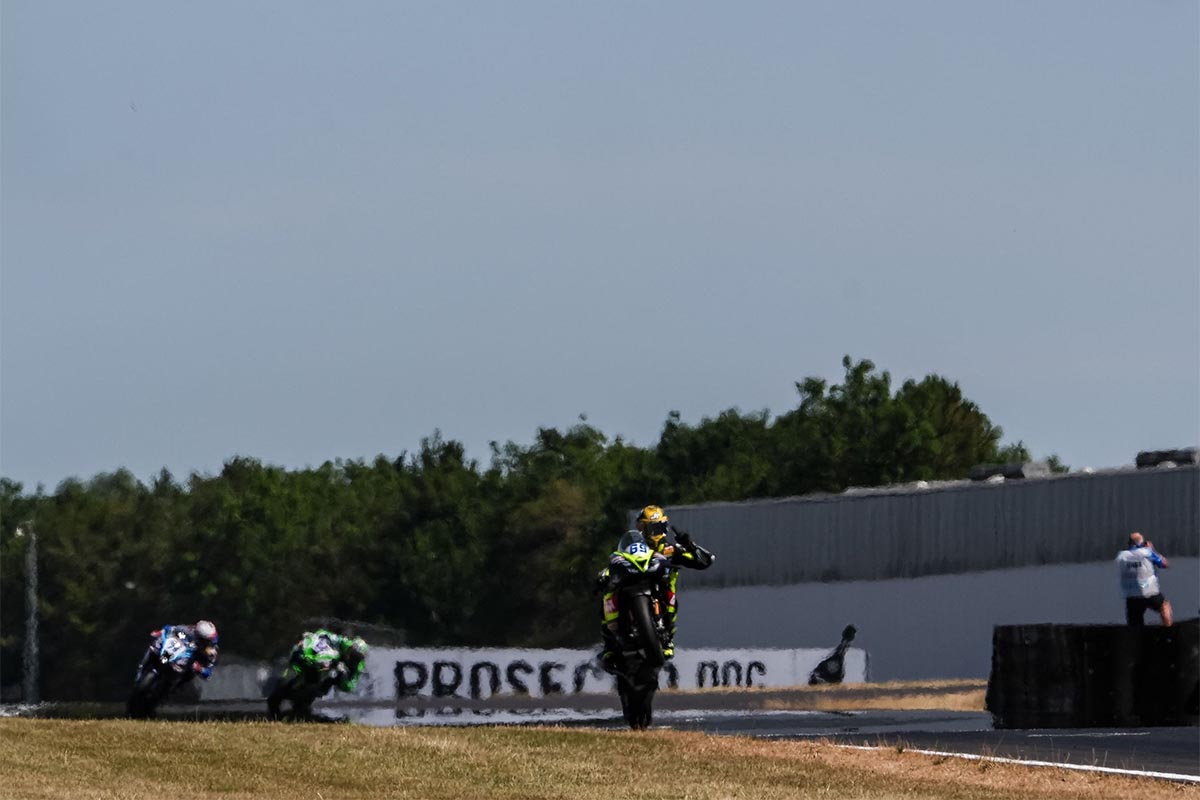 Booth-Amos logró el doblete en la carrera de casa para Triumph
