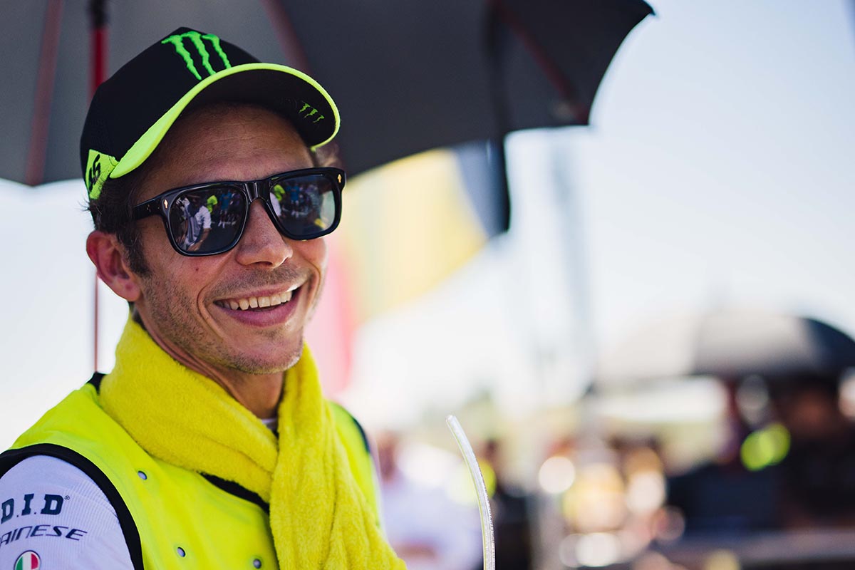 ¿Te imaginas rodar con Valentino Rossi en su BMW? Ahora puedes hacerlo y, además, por una buena causa