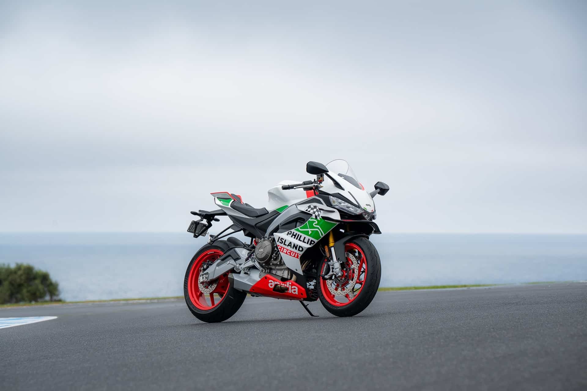 Aprilia rinde su particular homenaje a Phillip Island con una serie limitada de la RS 660