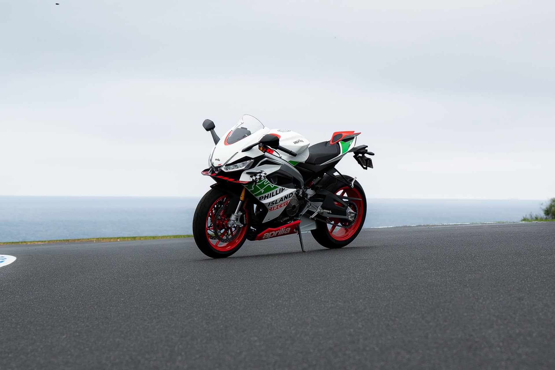 Aprilia rinde su particular homenaje a Phillip Island con una serie limitada de la RS 660