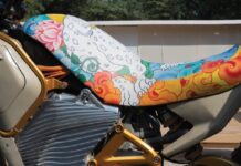 La futura Himalayan Electric vista con un “look floral” en un reciente evento internacional