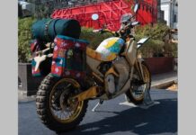 La futura Himalayan Electric vista con un “look floral” en un reciente evento internacional
