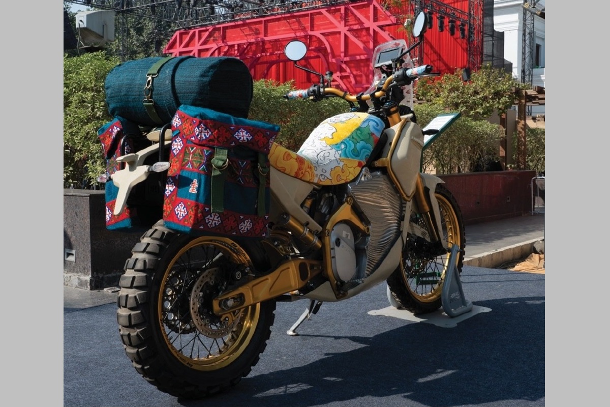 La futura Himalayan Electric vista con un “look floral” en un reciente evento internacional