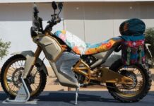 La futura Himalayan Electric vista con un “look floral” en un reciente evento internacional