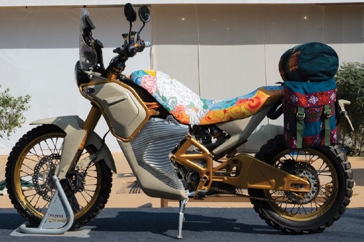 La futura Himalayan Electric vista con un “look floral” en un reciente evento internacional