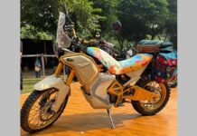 La futura Himalayan Electric vista con un “look floral” en un reciente evento internacional