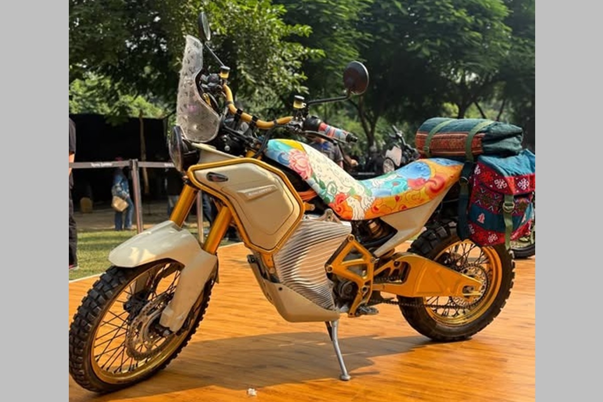La futura Himalayan Electric vista con un “look floral” en un reciente evento internacional