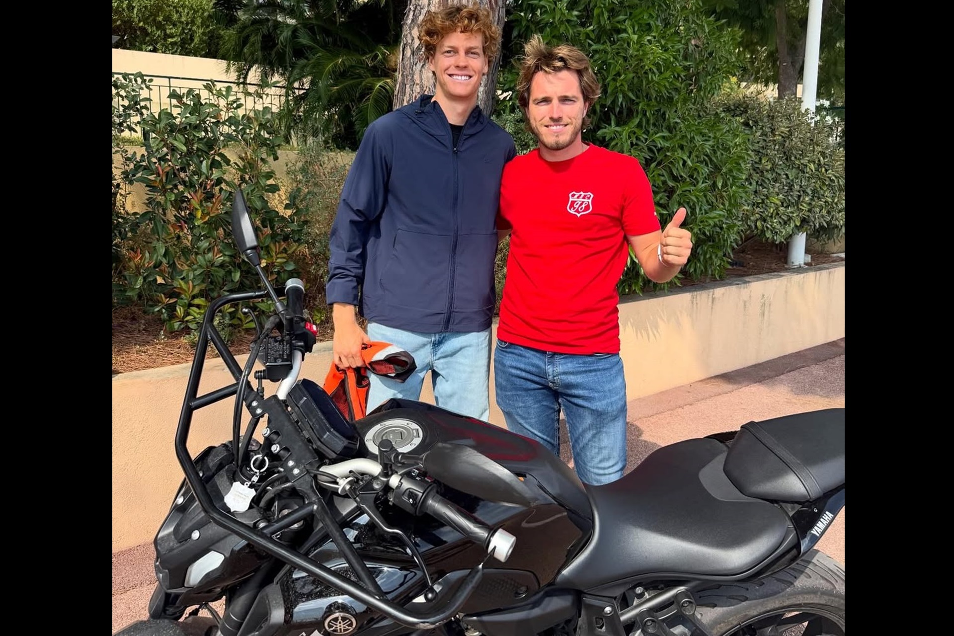 Jannik Sinner vence en su partido contra el examen de conducir de moto en el “5º SET”