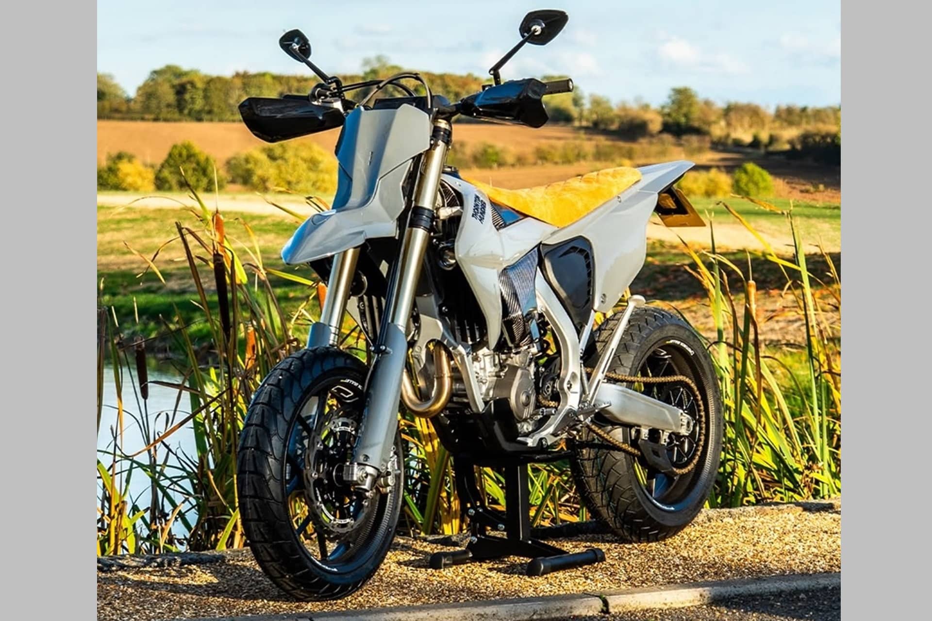 TF450E Supermoto: la moto que Triumph debería plantearse seriamente fabricar