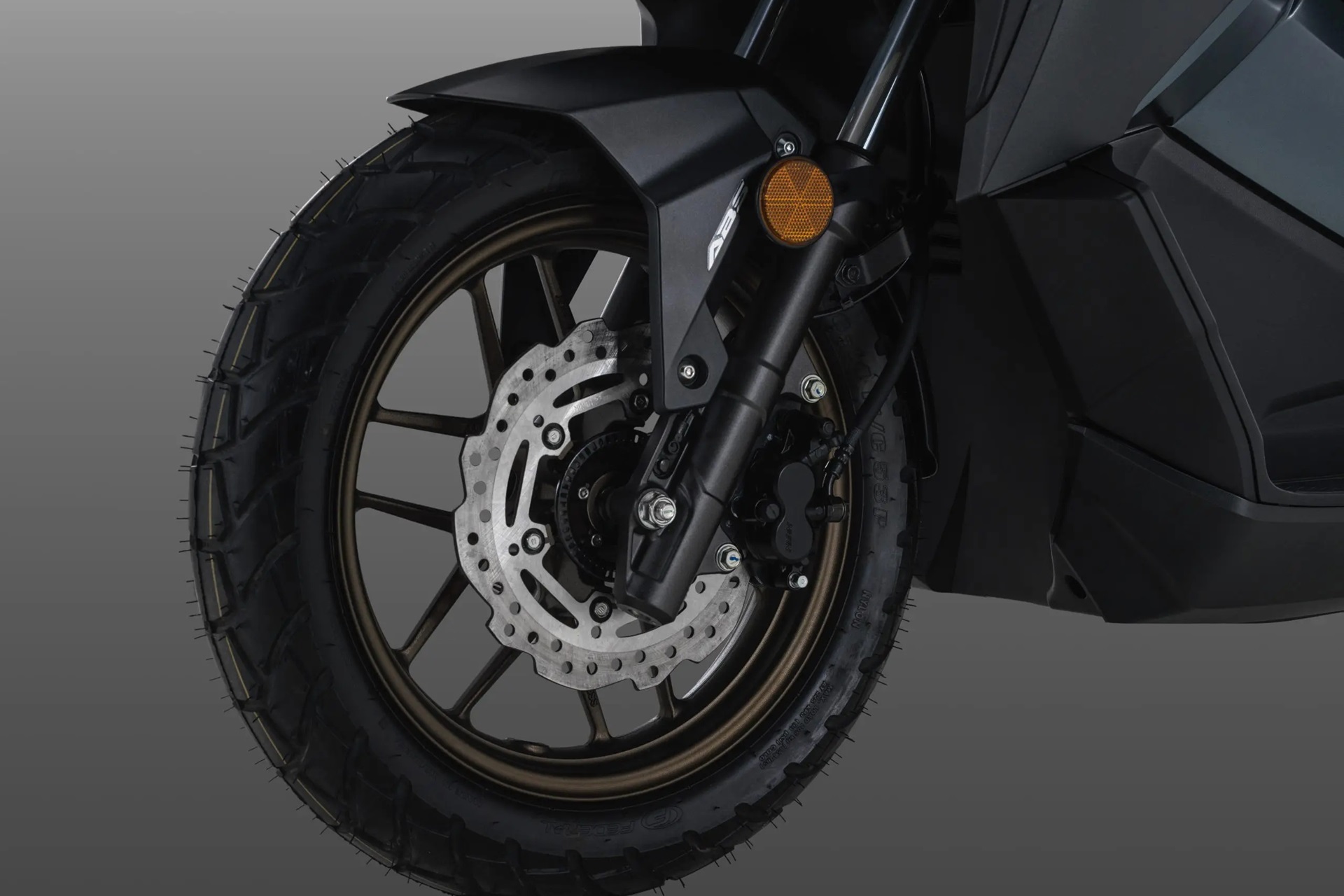 Honda ADV160 Trico Edition: La filial malaya de la marca viste el modelo con sus colores de guerra
