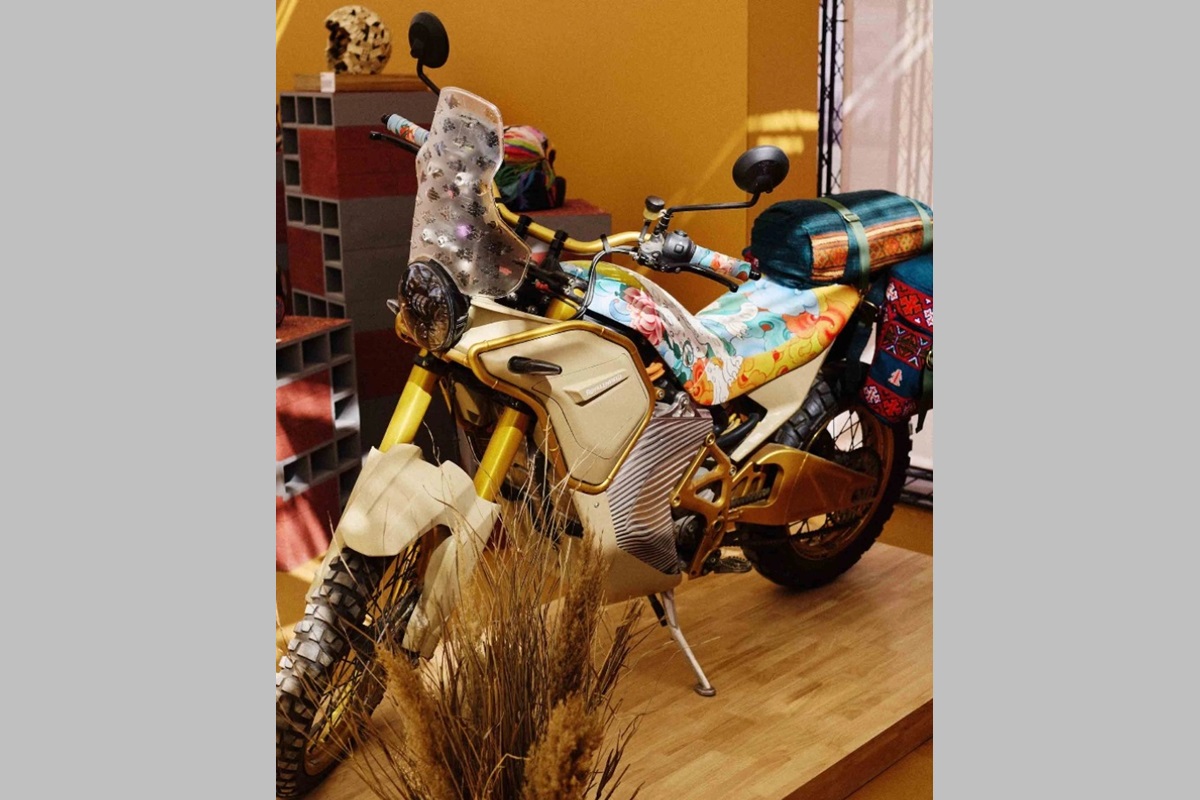 La futura Himalayan Electric vista con un “look floral” en un reciente evento internacional