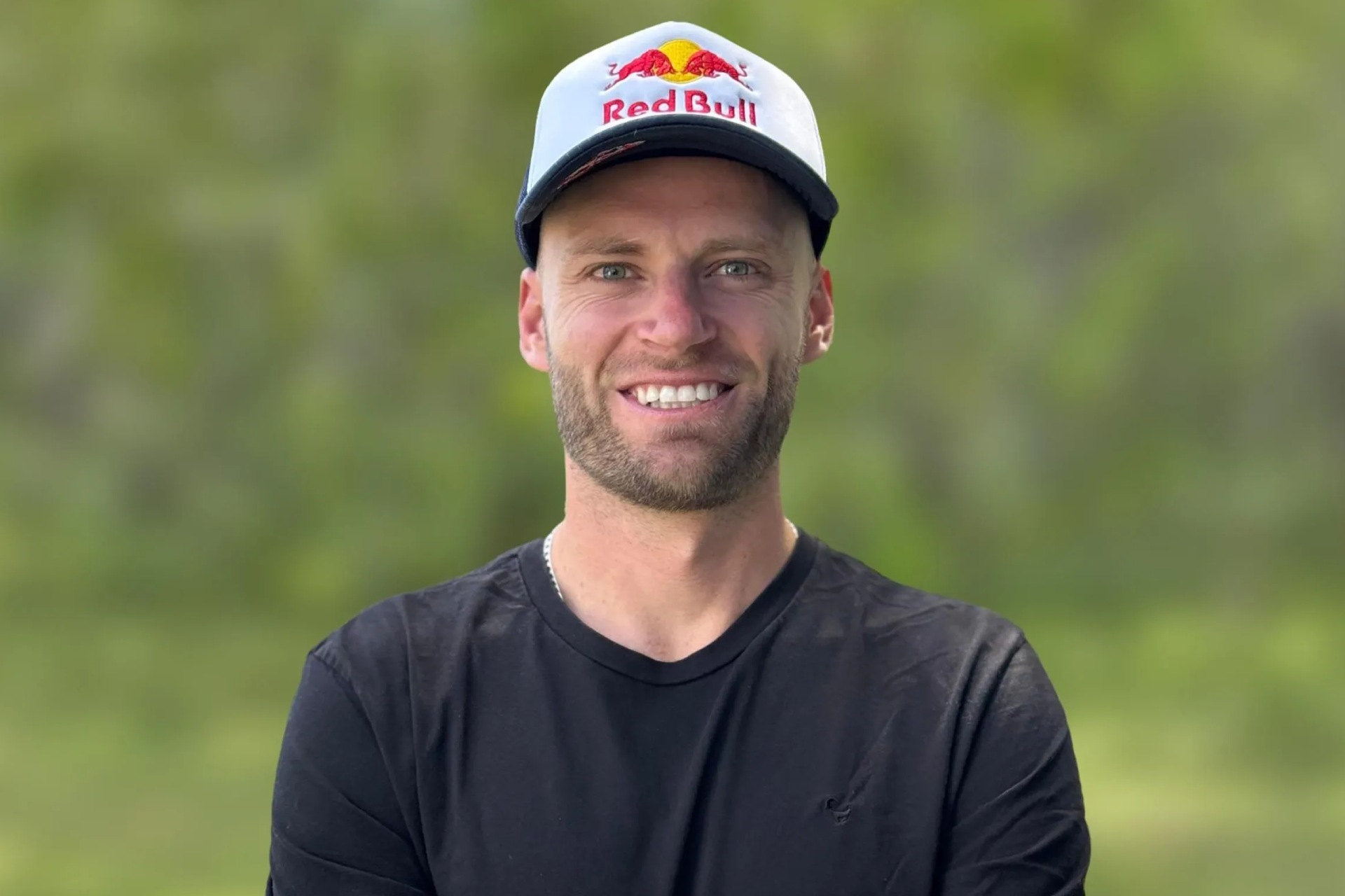 Brad Binder, uno de los nombres más reconocidos de la parrilla de MotoGP, decidió cambiar de rumbo tras seis temporadas compitiendo en la categoría reina, y llegará al ROKiT BMW Motorrad del WorldSBK. Fuentes cercanas a BMW Motorrad, señalan que el piloto sudafricano sustituirá a Danilo Petrucci.