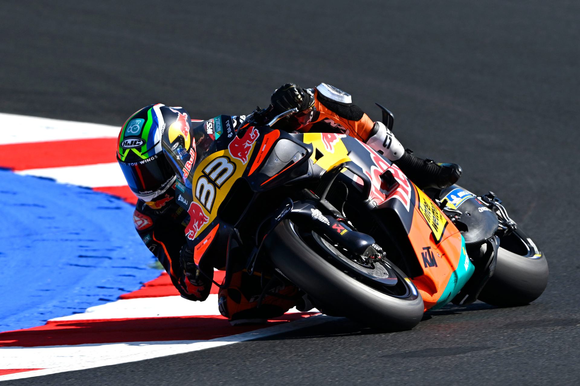 Brad Binder, uno de los nombres más reconocidos de la parrilla de MotoGP, decidió cambiar de rumbo tras seis temporadas compitiendo en la categoría reina, y llegará al ROKiT BMW Motorrad del WorldSBK. Fuentes cercanas a BMW Motorrad, señalan que el piloto sudafricano sustituirá a Danilo Petrucci.