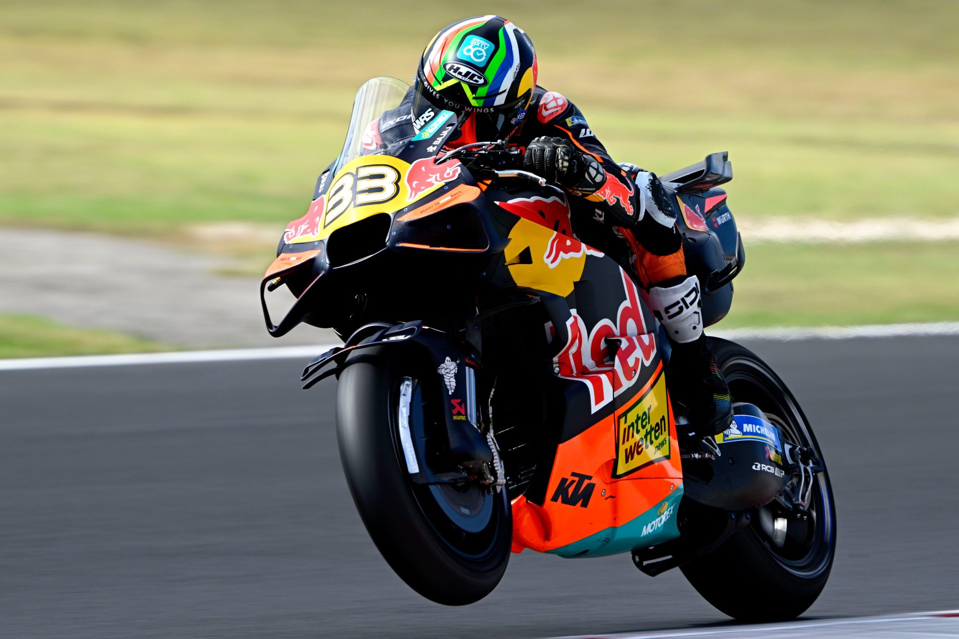 Brad Binder, uno de los nombres más reconocidos de la parrilla de MotoGP, decidió cambiar de rumbo tras seis temporadas compitiendo en la categoría reina, y llegará al ROKiT BMW Motorrad del WorldSBK. Fuentes cercanas a BMW Motorrad, señalan que el piloto sudafricano sustituirá a Danilo Petrucci.
