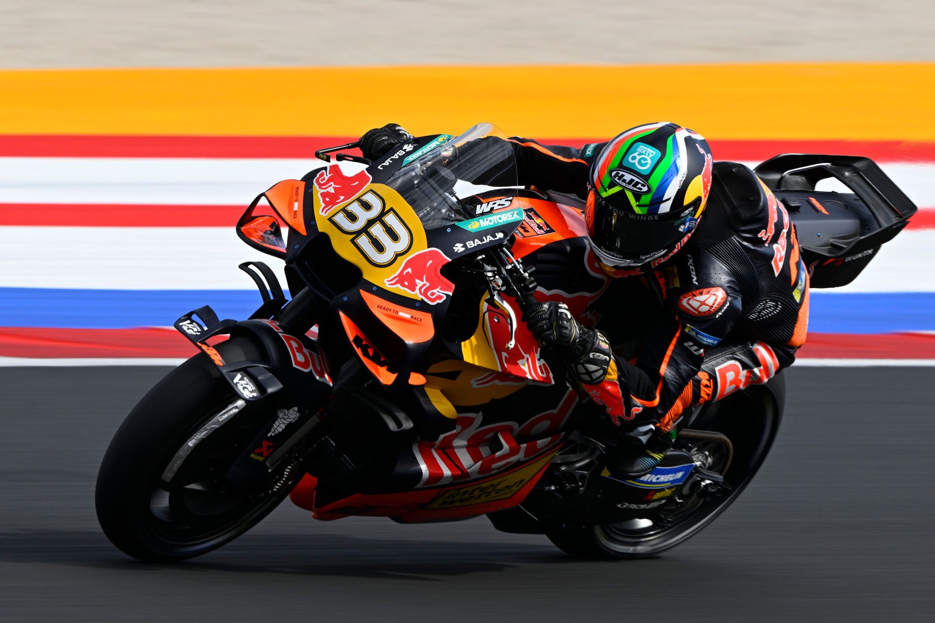 Brad Binder, uno de los nombres más reconocidos de la parrilla de MotoGP, decidió cambiar de rumbo tras seis temporadas compitiendo en la categoría reina, y llegará al ROKiT BMW Motorrad del WorldSBK. Fuentes cercanas a BMW Motorrad, señalan que el piloto sudafricano sustituirá a Danilo Petrucci.