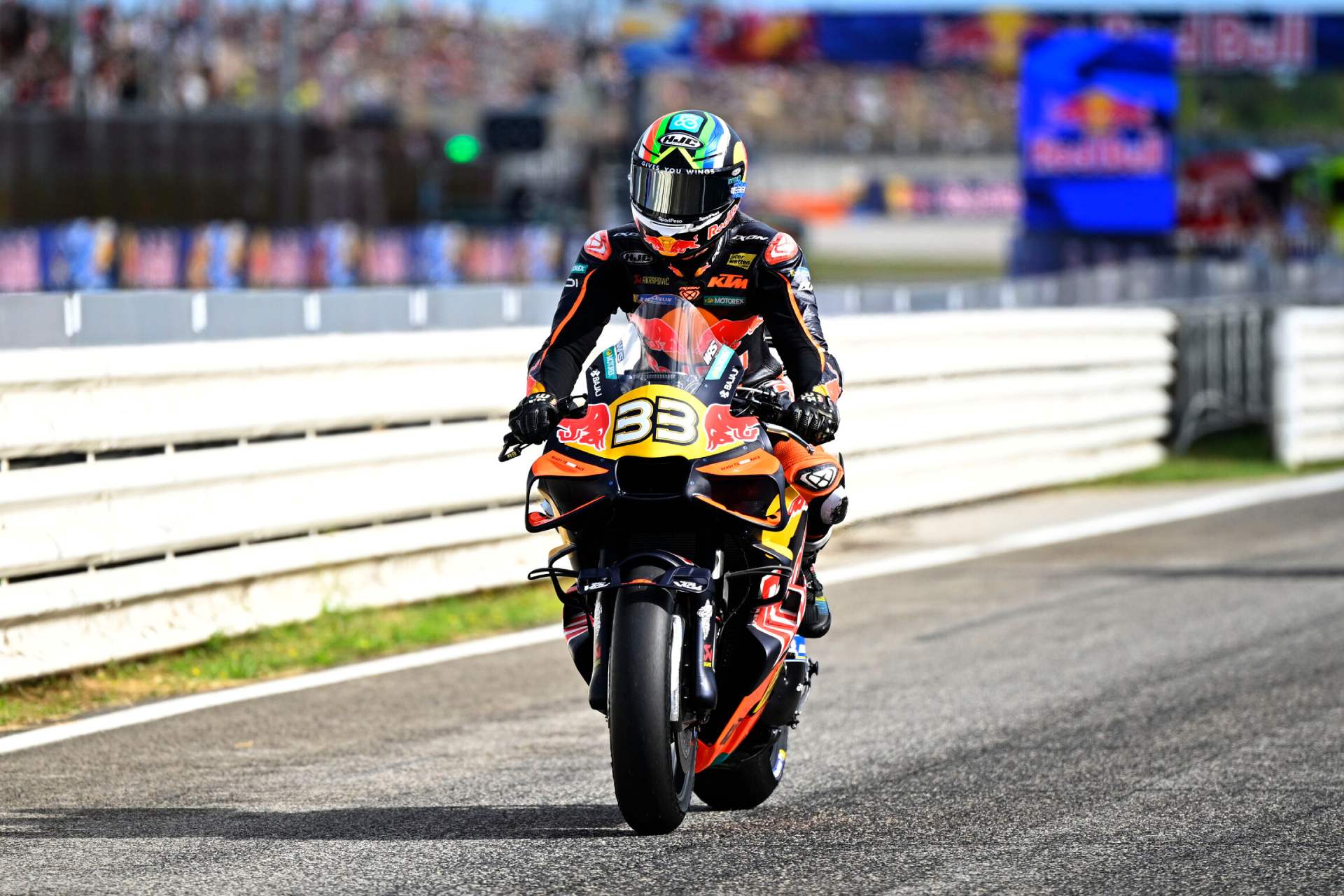 Brad Binder, uno de los nombres más reconocidos de la parrilla de MotoGP, decidió cambiar de rumbo tras seis temporadas compitiendo en la categoría reina, y llegará al ROKiT BMW Motorrad del WorldSBK. Fuentes cercanas a BMW Motorrad, señalan que el piloto sudafricano sustituirá a Danilo Petrucci.