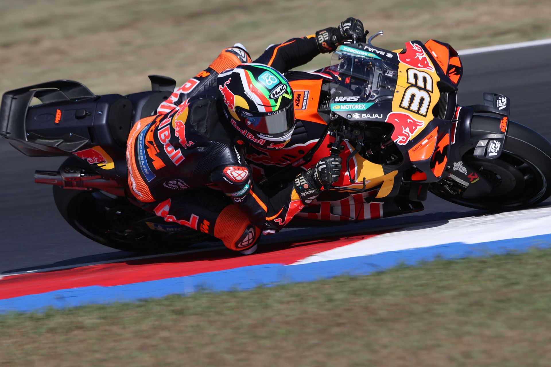 Brad Binder, uno de los nombres más reconocidos de la parrilla de MotoGP, decidió cambiar de rumbo tras seis temporadas compitiendo en la categoría reina, y llegará al ROKiT BMW Motorrad del WorldSBK. Fuentes cercanas a BMW Motorrad, señalan que el piloto sudafricano sustituirá a Danilo Petrucci.