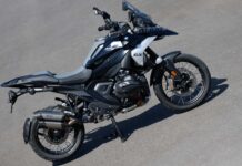 Cómo subir una moto pesada al caballete central sin esfuerzo