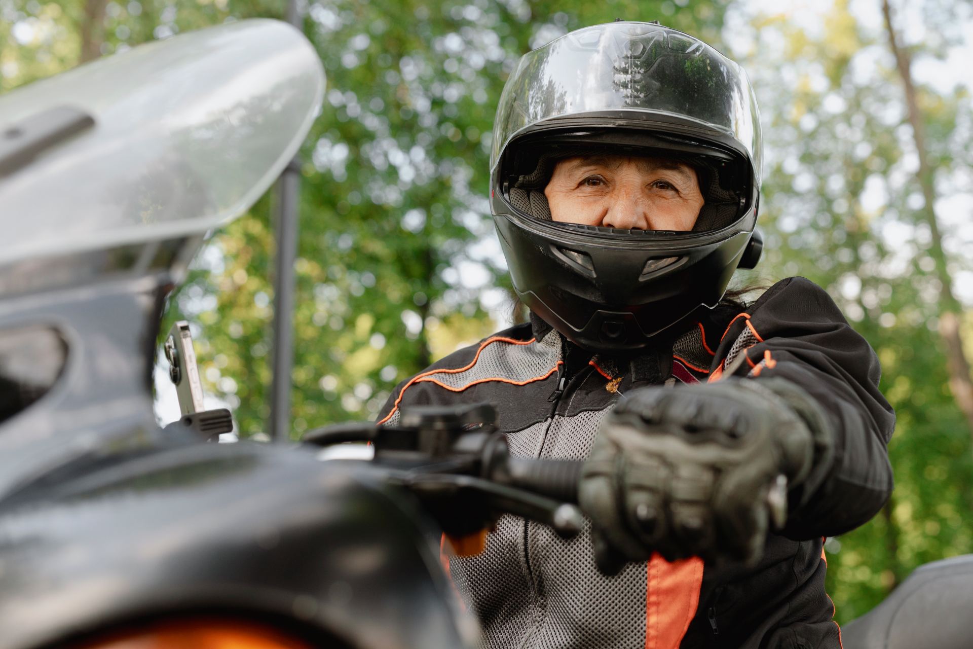 ¿Su casco todavía lo protege? Las cinco señales que todo motociclista debe revisar