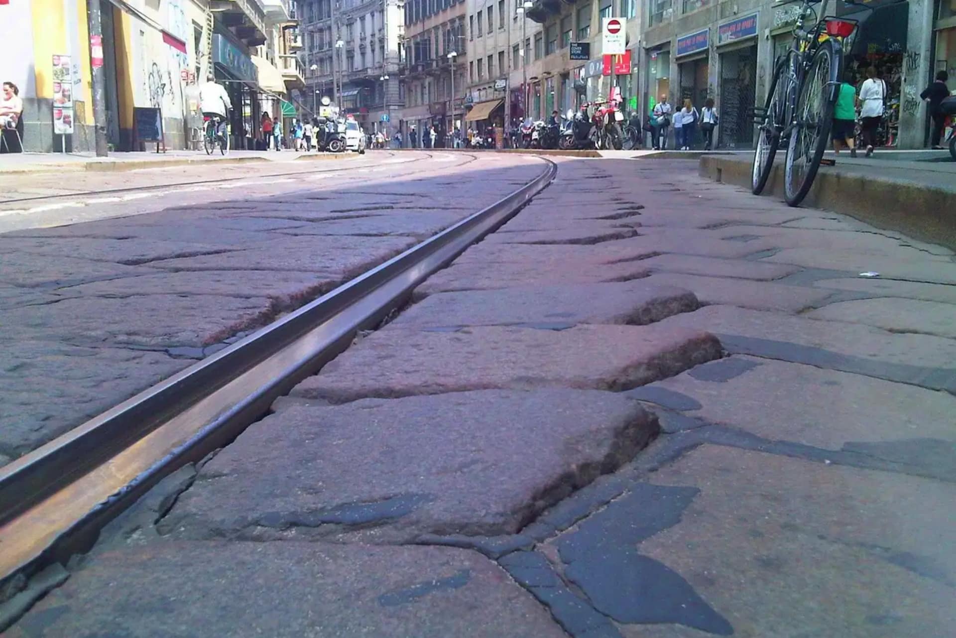Cómo conducir sobre adoquines