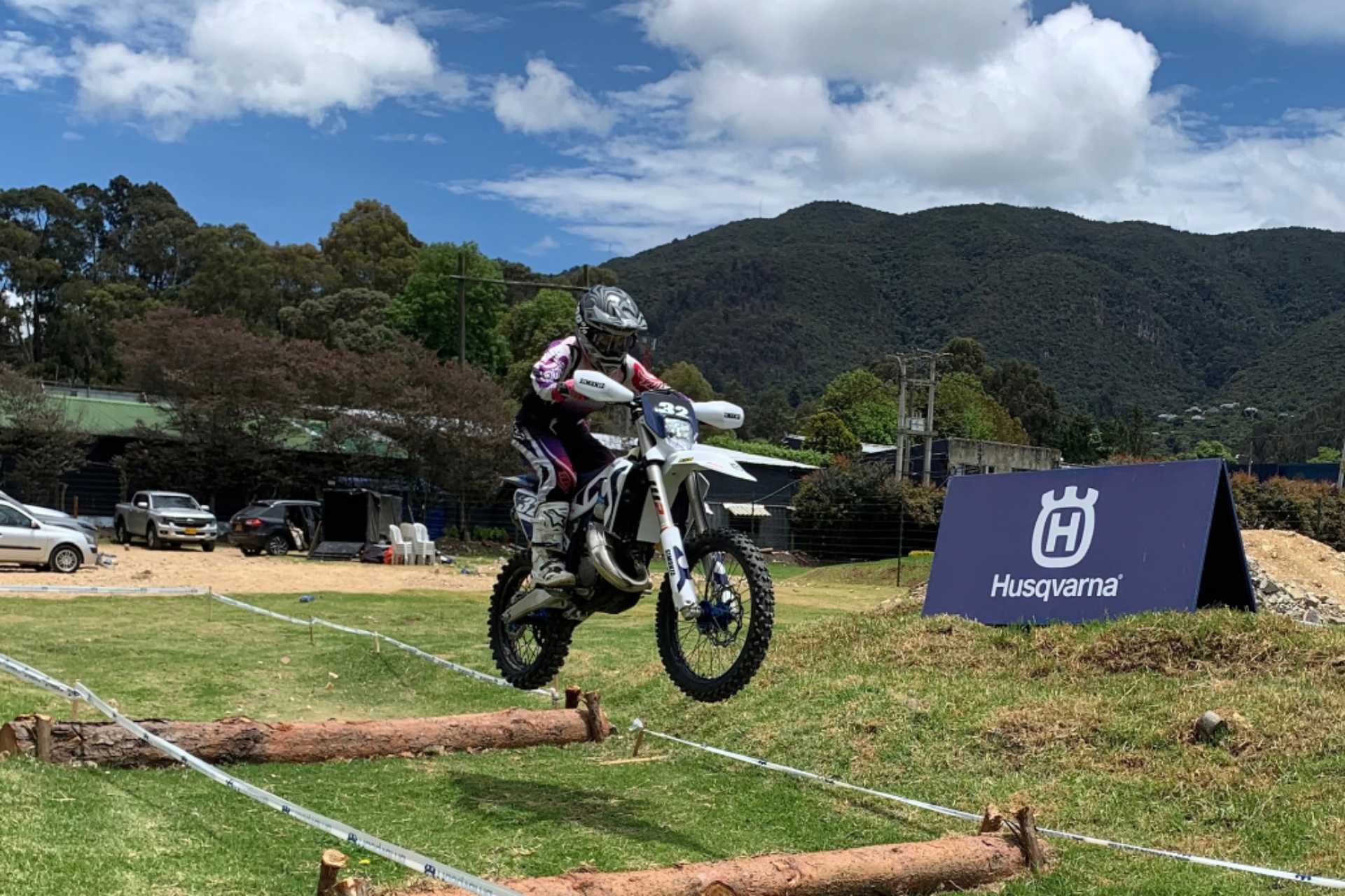 Daniella Acosta, primera piloto colombiana en disputar el Six Days de Enduro