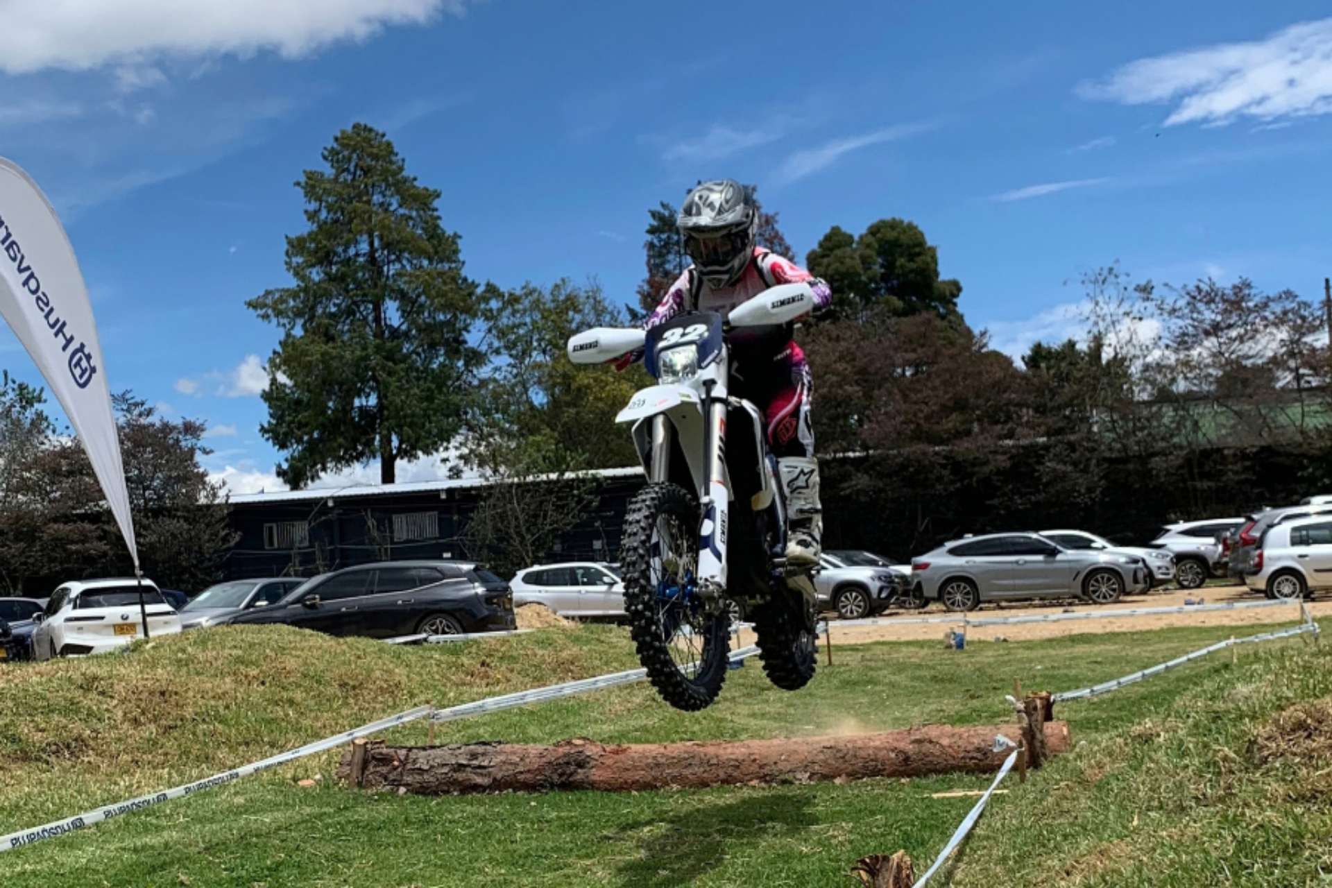 Daniella Acosta, primera piloto colombiana en disputar el Six Days de Enduro
