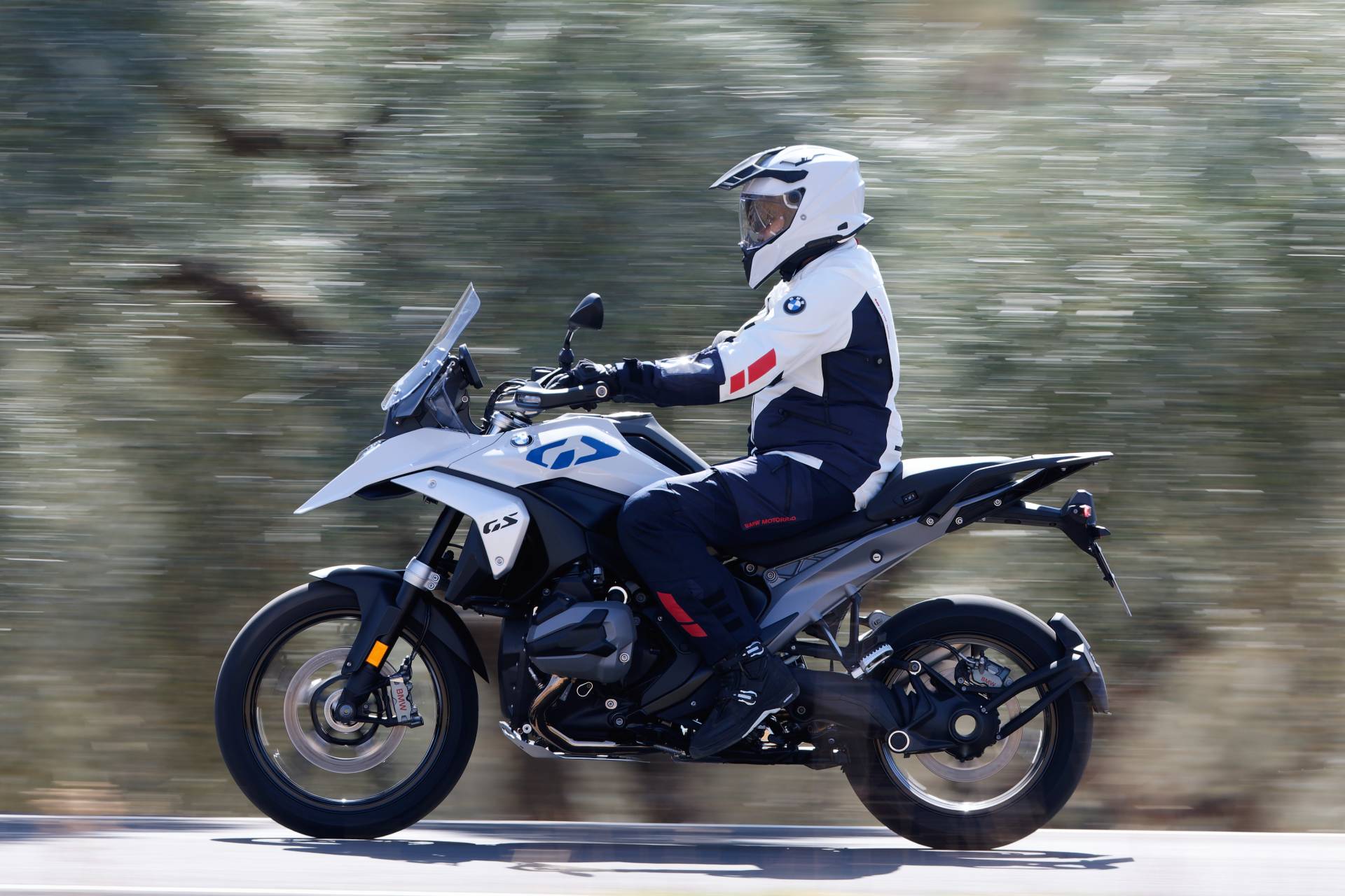 Cómo viajar en moto sin castigar la espalda: consejos para una conducción más cómoda