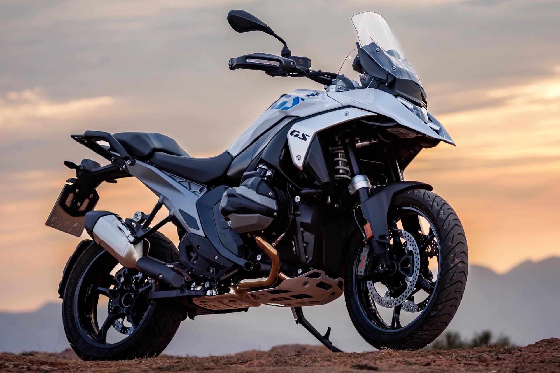Cómo viajar en moto sin castigar la espalda: consejos para una conducción más cómoda