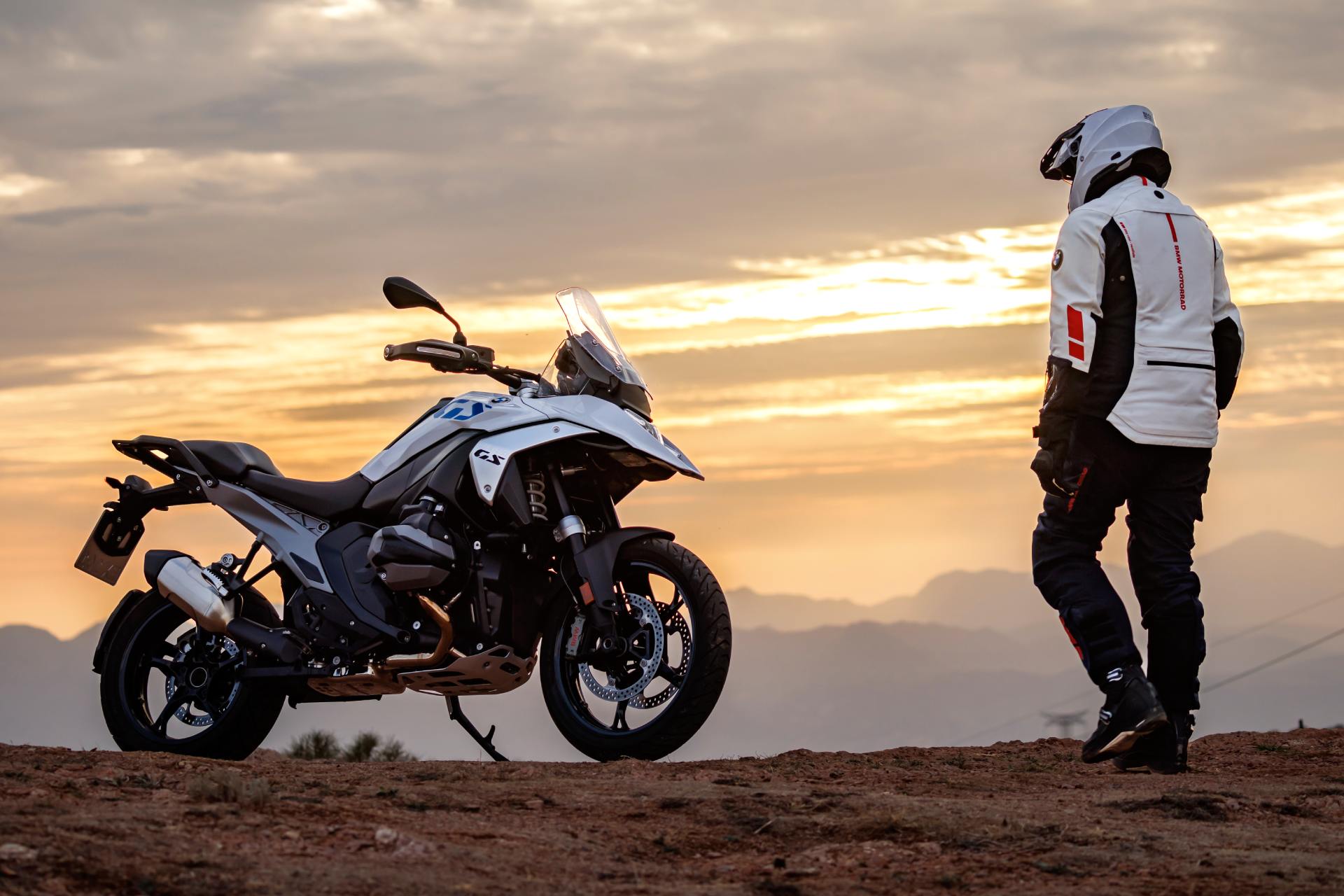 Cómo viajar en moto sin castigar la espalda: consejos para una conducción más cómoda