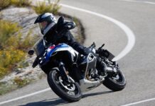 Cómo viajar en moto sin castigar la espalda: consejos para una conducción más cómoda