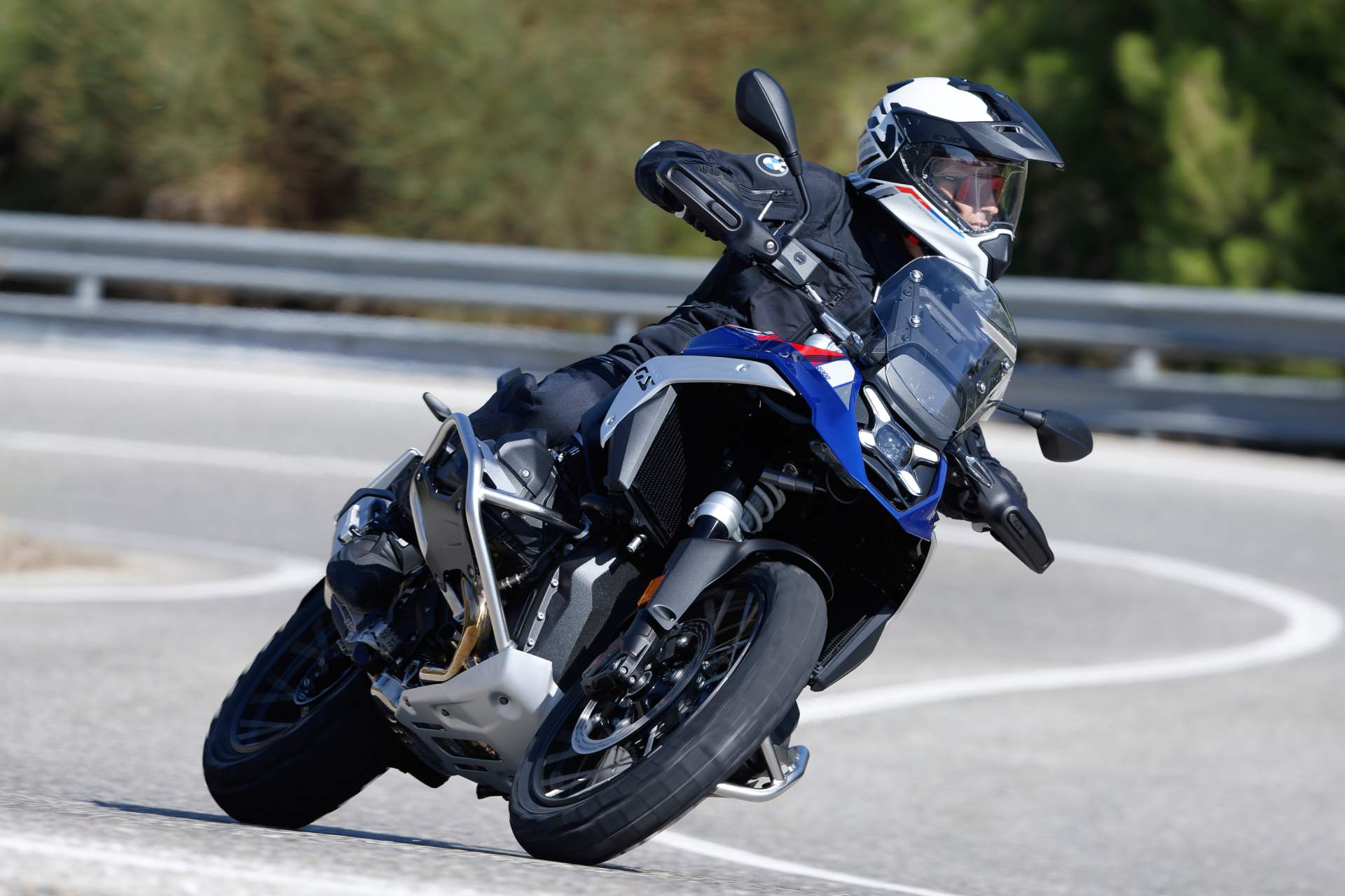 Cómo viajar en moto sin castigar la espalda: consejos para una conducción más cómoda