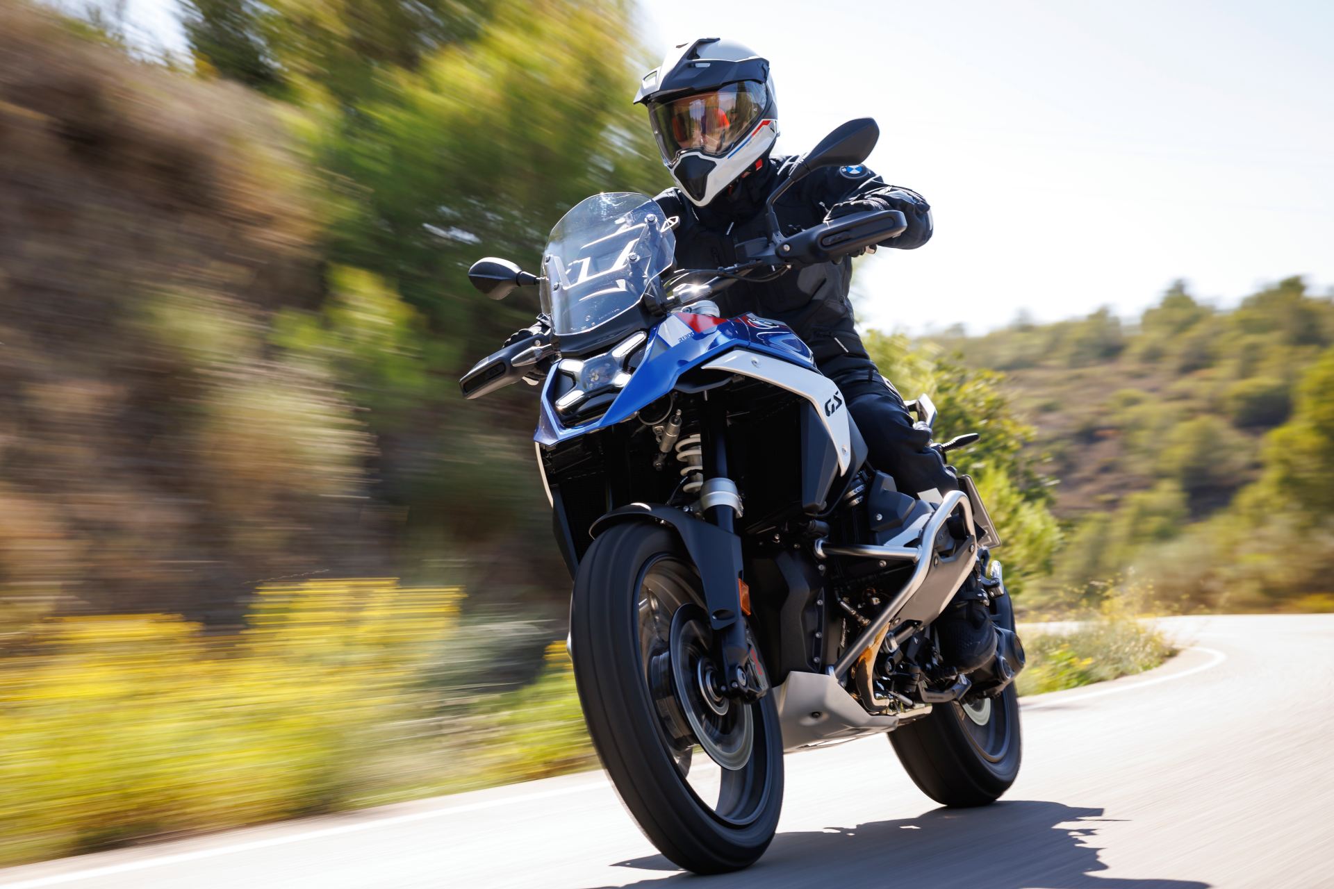 Cómo viajar en moto sin castigar la espalda: consejos para una conducción más cómoda