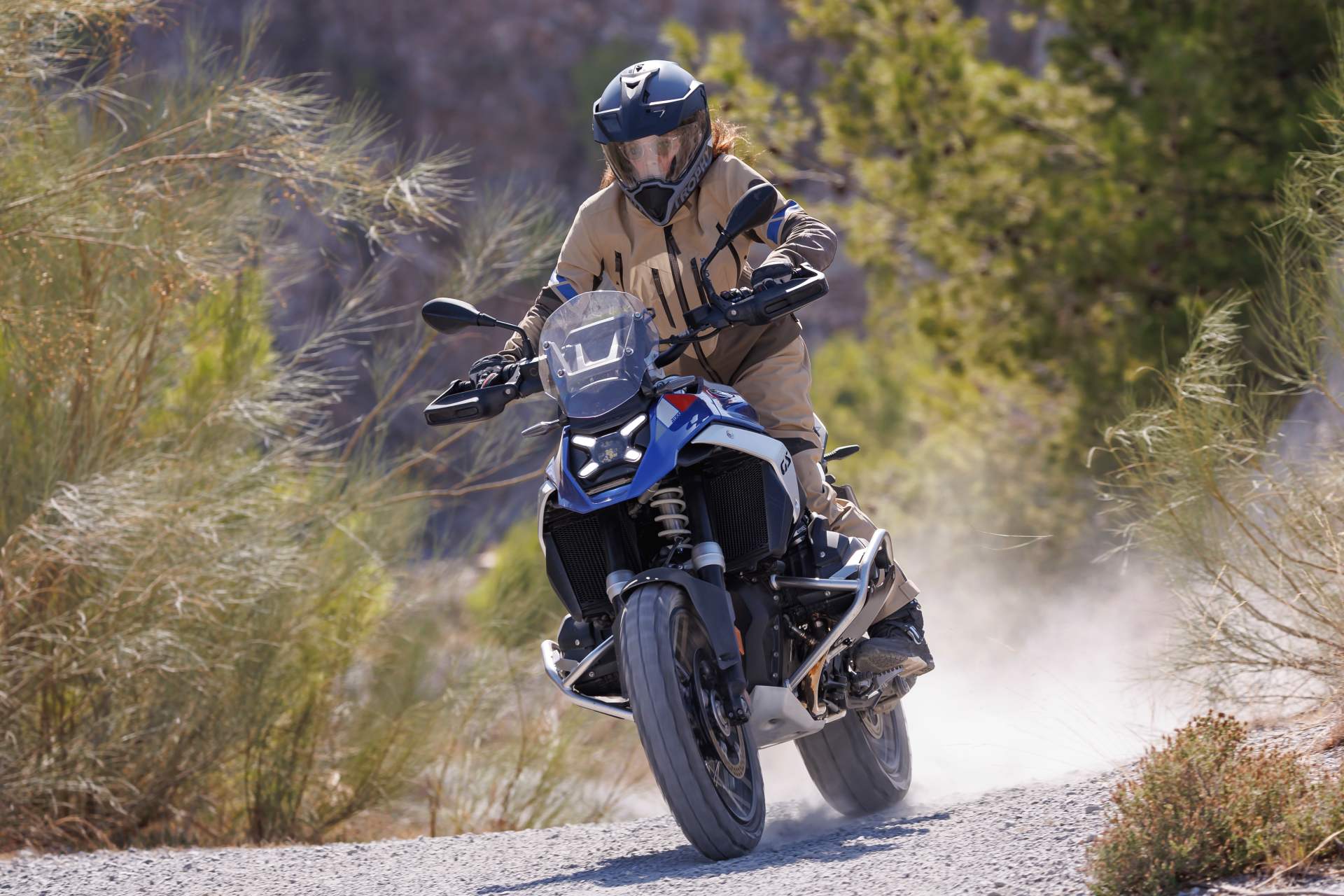 Cómo viajar en moto sin castigar la espalda: consejos para una conducción más cómoda