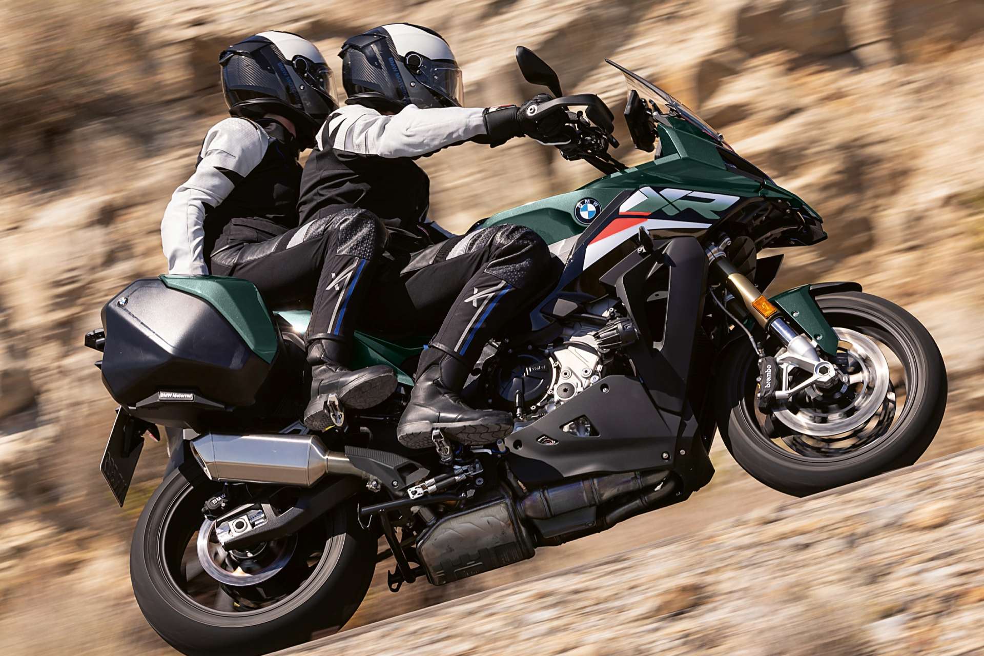 Cómo viajar en moto sin castigar la espalda: consejos para una conducción más cómoda